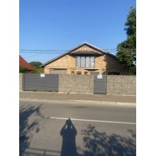 Продам будинок з ділянкою на 14 соток.Знаходиться по вул Винниченка